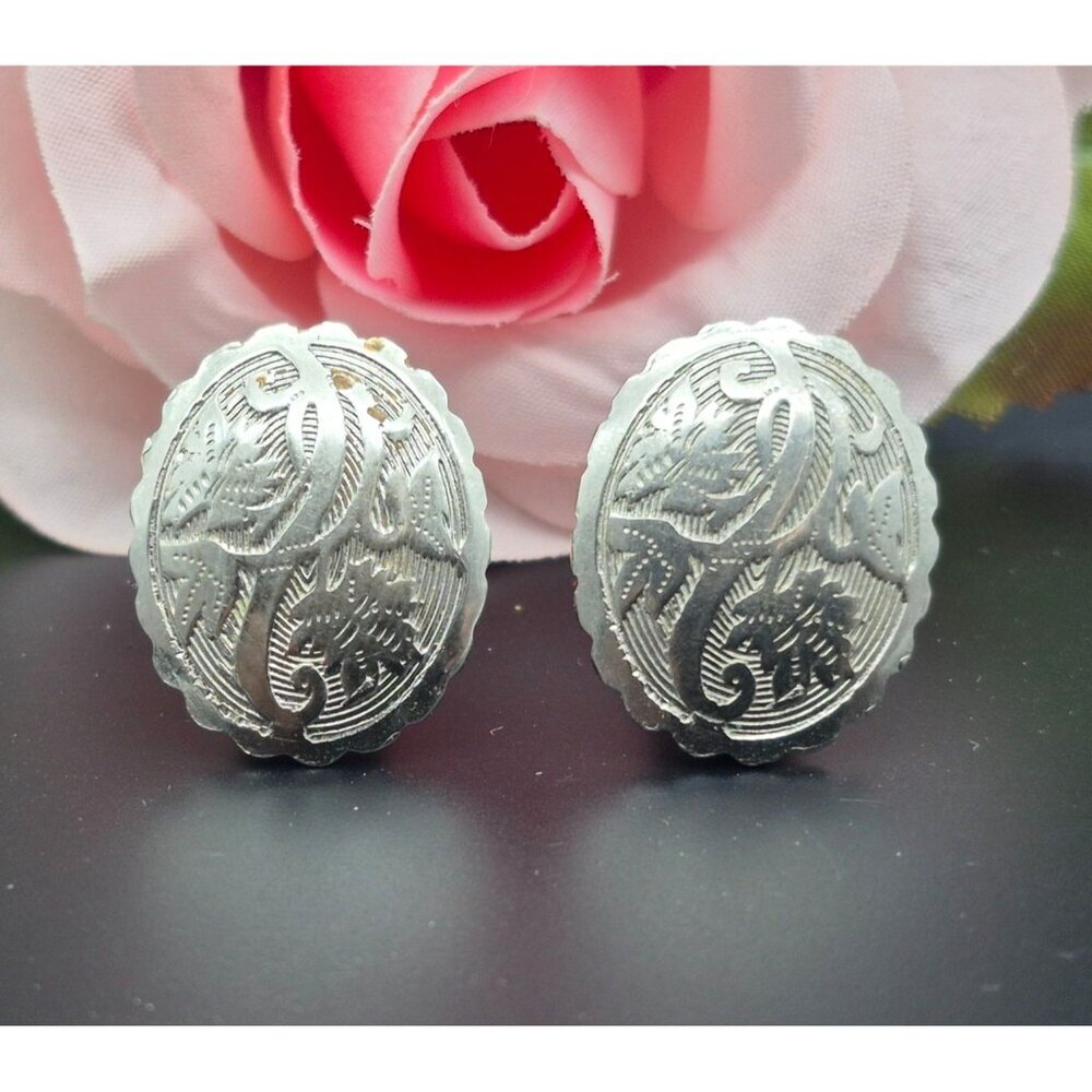 Western Conch Silver Tone Embossed Clip On Earrings Scalloped Edges Cowgirl .75"